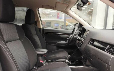 Mitsubishi Outlander III рестайлинг 3, 2019 год, 2 200 000 рублей, 10 фотография