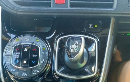 Toyota Voxy III, 2018 год, 2 460 000 рублей, 12 фотография