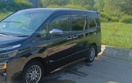 Toyota Voxy III, 2018 год, 2 460 000 рублей, 14 фотография