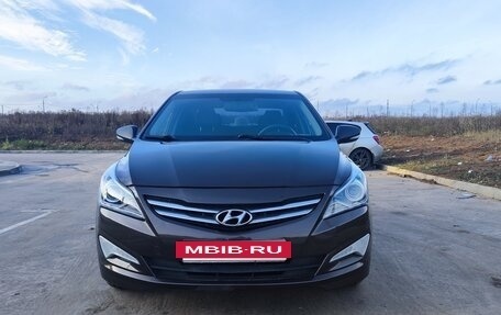 Hyundai Solaris II рестайлинг, 2015 год, 820 000 рублей, 2 фотография