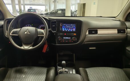 Mitsubishi Outlander III рестайлинг 3, 2015 год, 1 199 000 рублей, 12 фотография