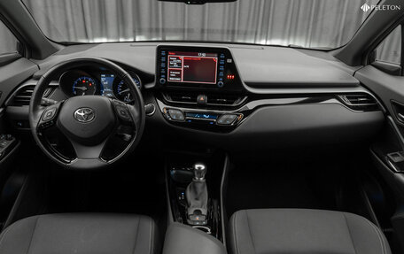 Toyota C-HR I рестайлинг, 2020 год, 2 980 000 рублей, 10 фотография