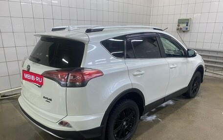 Toyota RAV4, 2017 год, 3 200 000 рублей, 10 фотография