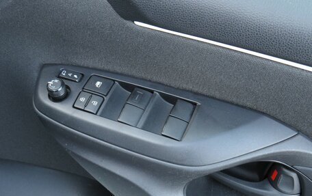 Toyota Yaris, 2020 год, 1 290 000 рублей, 11 фотография