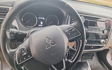 Mitsubishi Outlander III рестайлинг 3, 2021 год, 1 860 000 рублей, 10 фотография