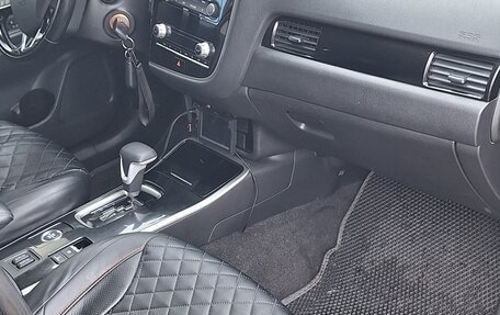 Mitsubishi Outlander III рестайлинг 3, 2021 год, 1 860 000 рублей, 14 фотография