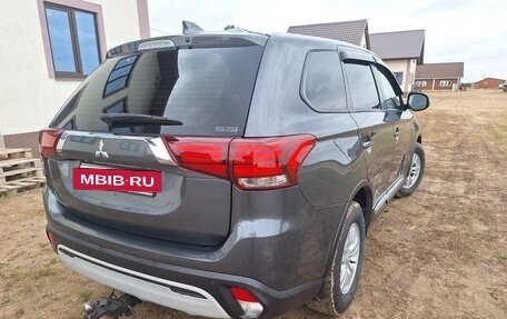 Mitsubishi Outlander III рестайлинг 3, 2021 год, 1 860 000 рублей, 16 фотография