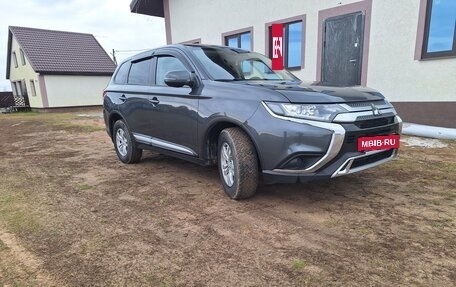 Mitsubishi Outlander III рестайлинг 3, 2021 год, 1 860 000 рублей, 15 фотография