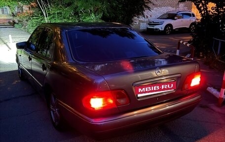 Mercedes-Benz E-Класс, 1997 год, 458 000 рублей, 2 фотография