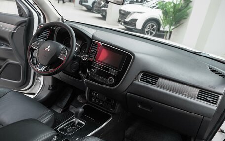 Mitsubishi Outlander III рестайлинг 3, 2019 год, 1 897 000 рублей, 6 фотография
