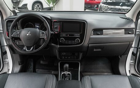 Mitsubishi Outlander III рестайлинг 3, 2019 год, 1 897 000 рублей, 12 фотография