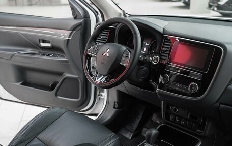 Mitsubishi Outlander III рестайлинг 3, 2019 год, 1 897 000 рублей, 13 фотография