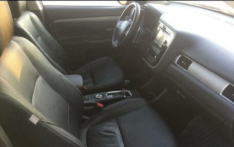 Mitsubishi Outlander III рестайлинг 3, 2014 год, 1 500 000 рублей, 17 фотография