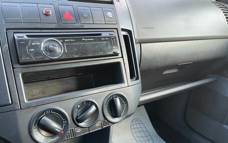 Volkswagen Polo IV рестайлинг, 2004 год, 299 000 рублей, 9 фотография