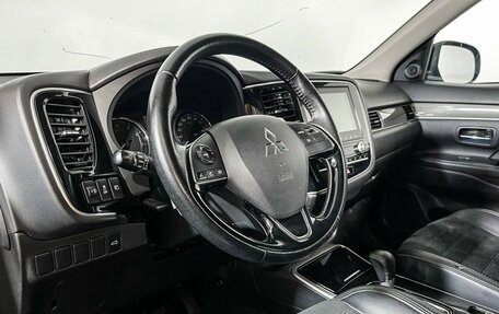 Mitsubishi Outlander III рестайлинг 3, 2021 год, 2 395 000 рублей, 13 фотография