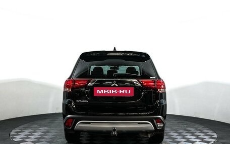 Mitsubishi Outlander III рестайлинг 3, 2021 год, 2 395 000 рублей, 6 фотография