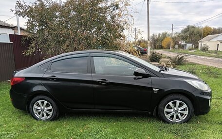 Hyundai Solaris II рестайлинг, 2013 год, 1 000 000 рублей, 2 фотография