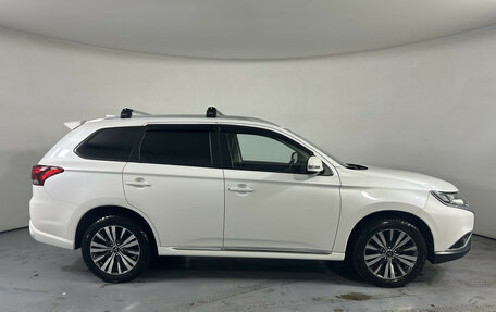 Mitsubishi Outlander III рестайлинг 3, 2022 год, 2 770 000 рублей, 4 фотография