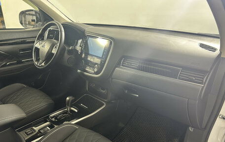 Mitsubishi Outlander III рестайлинг 3, 2022 год, 2 770 000 рублей, 9 фотография