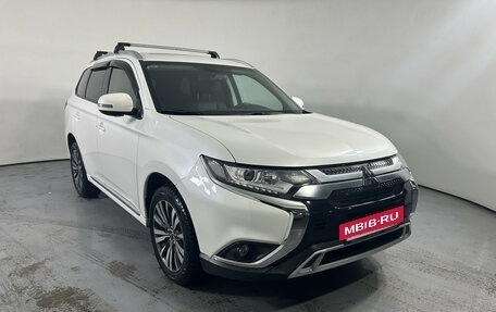 Mitsubishi Outlander III рестайлинг 3, 2022 год, 2 770 000 рублей, 3 фотография