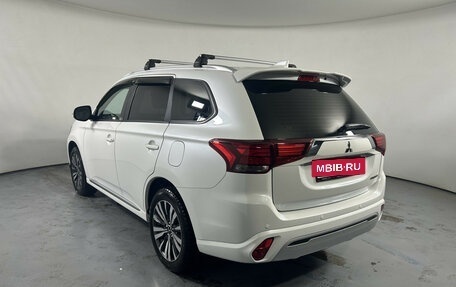 Mitsubishi Outlander III рестайлинг 3, 2022 год, 2 770 000 рублей, 7 фотография