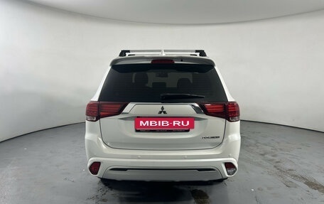 Mitsubishi Outlander III рестайлинг 3, 2022 год, 2 770 000 рублей, 6 фотография