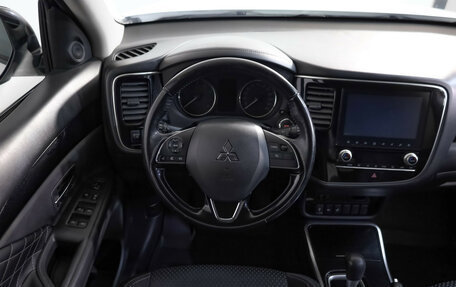 Mitsubishi Outlander III рестайлинг 3, 2021 год, 1 899 000 рублей, 9 фотография