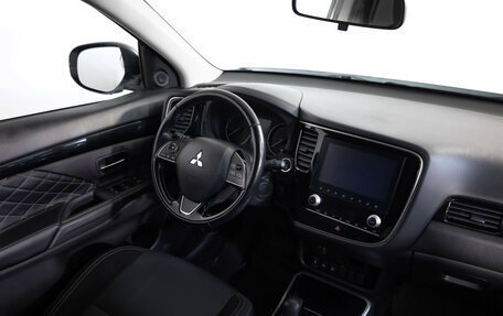 Mitsubishi Outlander III рестайлинг 3, 2021 год, 1 899 000 рублей, 7 фотография