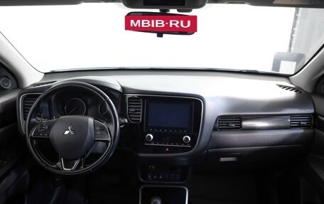 Mitsubishi Outlander III рестайлинг 3, 2021 год, 1 899 000 рублей, 8 фотография