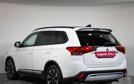 Mitsubishi Outlander III рестайлинг 3, 2021 год, 1 899 000 рублей, 6 фотография