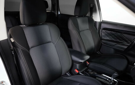 Mitsubishi Outlander III рестайлинг 3, 2021 год, 1 899 000 рублей, 22 фотография