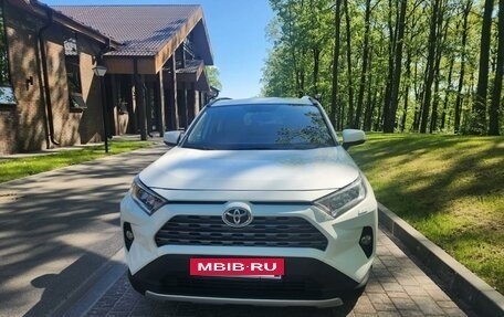 Toyota RAV4, 2020 год, 2 980 000 рублей, 2 фотография