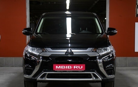 Mitsubishi Outlander III рестайлинг 3, 2019 год, 1 949 000 рублей, 2 фотография