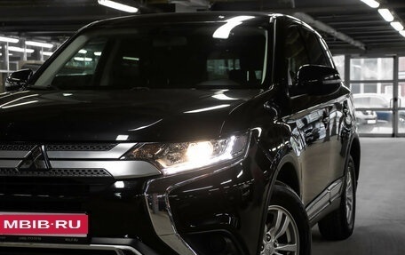 Mitsubishi Outlander III рестайлинг 3, 2019 год, 1 949 000 рублей, 19 фотография