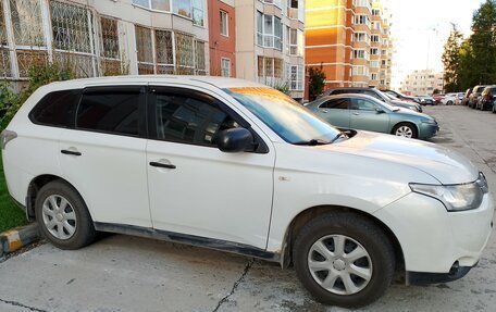 Mitsubishi Outlander III рестайлинг 3, 2014 год, 1 800 000 рублей, 2 фотография