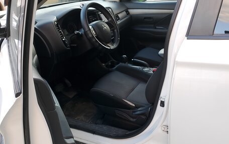 Mitsubishi Outlander III рестайлинг 3, 2014 год, 1 800 000 рублей, 5 фотография