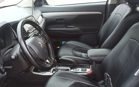 Mitsubishi Outlander III рестайлинг 3, 2017 год, 1 980 000 рублей, 6 фотография