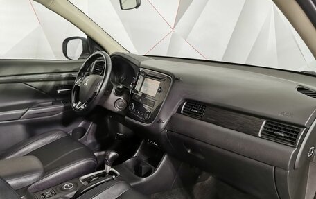 Mitsubishi Outlander III рестайлинг 3, 2016 год, 1 795 000 рублей, 10 фотография