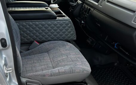 Toyota HiAce H200, 2005 год, 2 400 000 рублей, 26 фотография