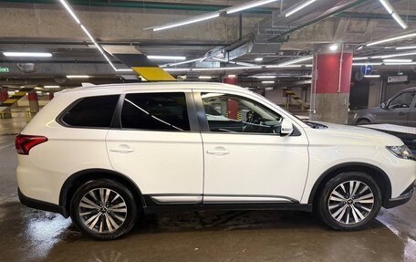 Mitsubishi Outlander III рестайлинг 3, 2019 год, 1 970 000 рублей, 5 фотография