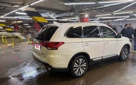 Mitsubishi Outlander III рестайлинг 3, 2019 год, 1 970 000 рублей, 4 фотография