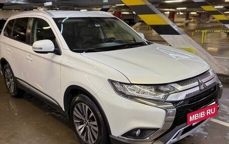 Mitsubishi Outlander III рестайлинг 3, 2019 год, 1 970 000 рублей, 2 фотография
