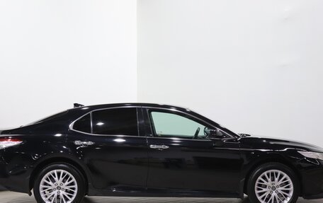 Toyota Camry, 2018 год, 2 390 000 рублей, 4 фотография