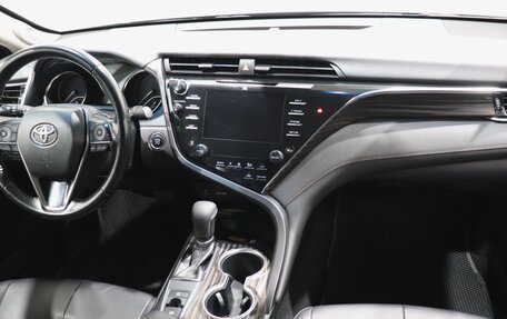 Toyota Camry, 2018 год, 2 390 000 рублей, 14 фотография