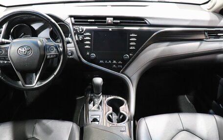 Toyota Camry, 2018 год, 2 390 000 рублей, 15 фотография