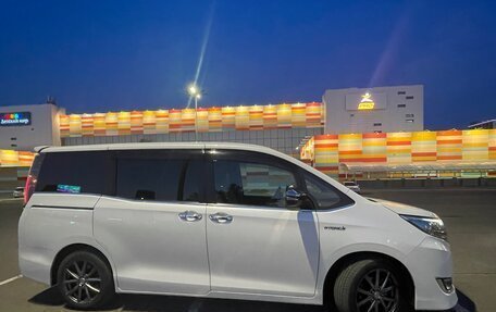 Toyota Esquire I, 2017 год, 2 330 000 рублей, 2 фотография