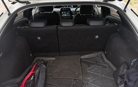 Toyota Prius IV XW50, 2016 год, 8 фотография