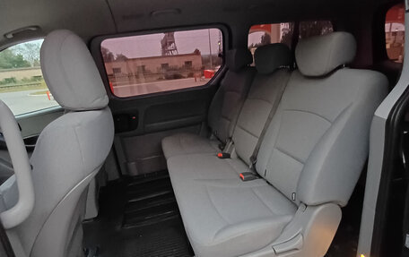 Hyundai H-1 II рестайлинг, 2019 год, 2 700 000 рублей, 12 фотография