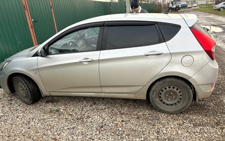 Hyundai Solaris II рестайлинг, 2011 год, 700 000 рублей, 2 фотография