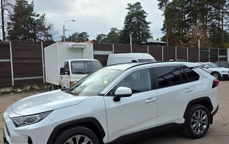 Toyota RAV4, 2021 год, 3 900 000 рублей, 2 фотография